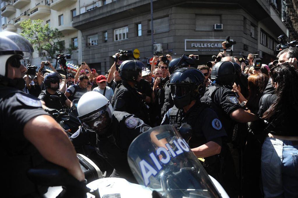 Tensión en la marcha piquetera por enfrentamientos con la policía porteña • Canal C