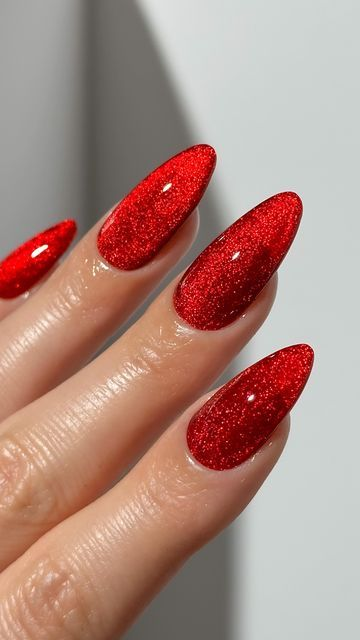 "Velvet nails": la manicura que vuelve este verano • Canal C
