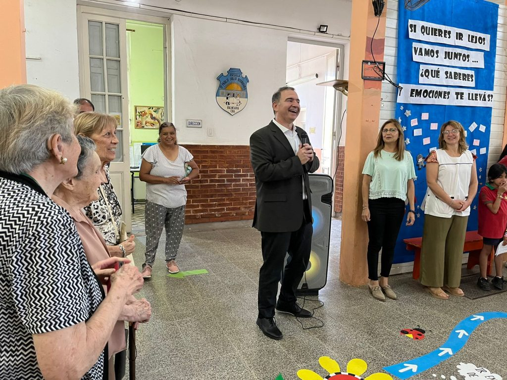 El ministro de Educación visitó escuelas de Balnearia • Canal C