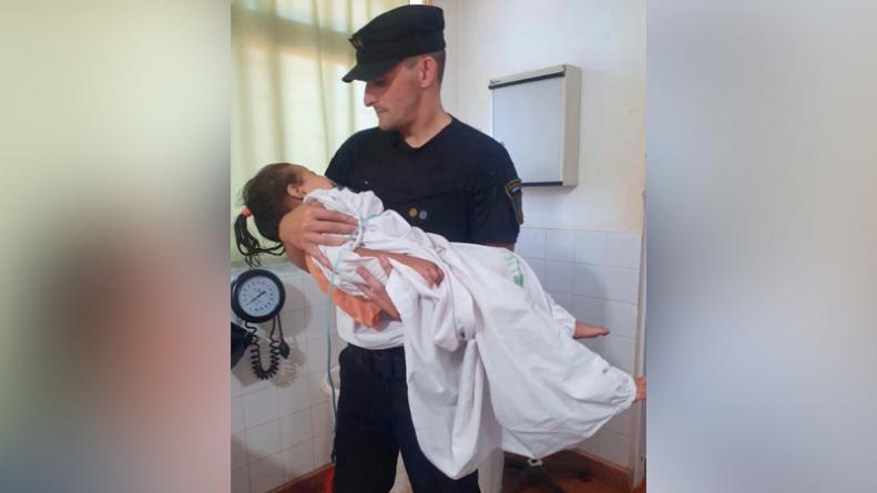 "No todos los héroes llevan capa" Policía salvó la vida de una nena que cayó al río • Canal C