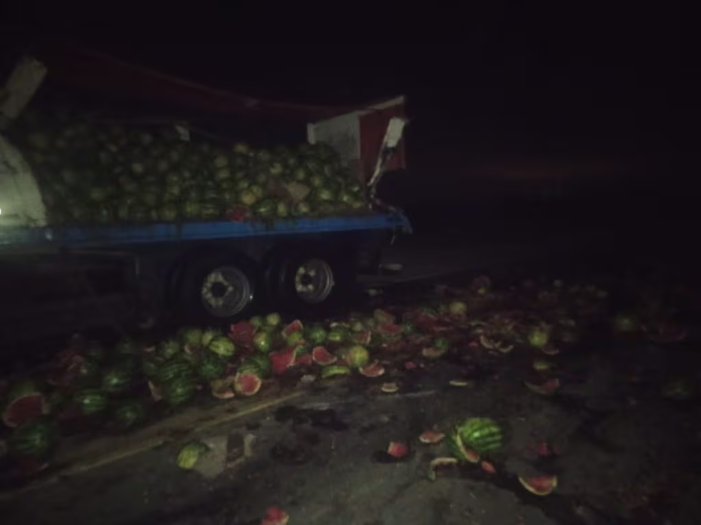 Choque de camiones: un herido y miles de sandias y dulces de membrillo perdidos en ruta • Canal C