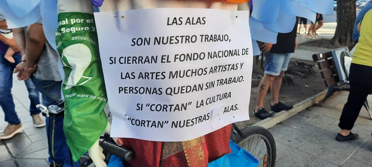 Se realizó un "cacerolazo cultural" en Córdoba • Canal C