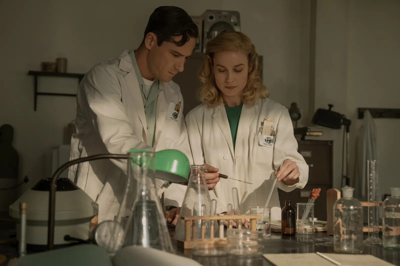 ‘Lessons in Chemistry’: la serie en la que Brie Larson es igual que Grace Kelly • Canal C