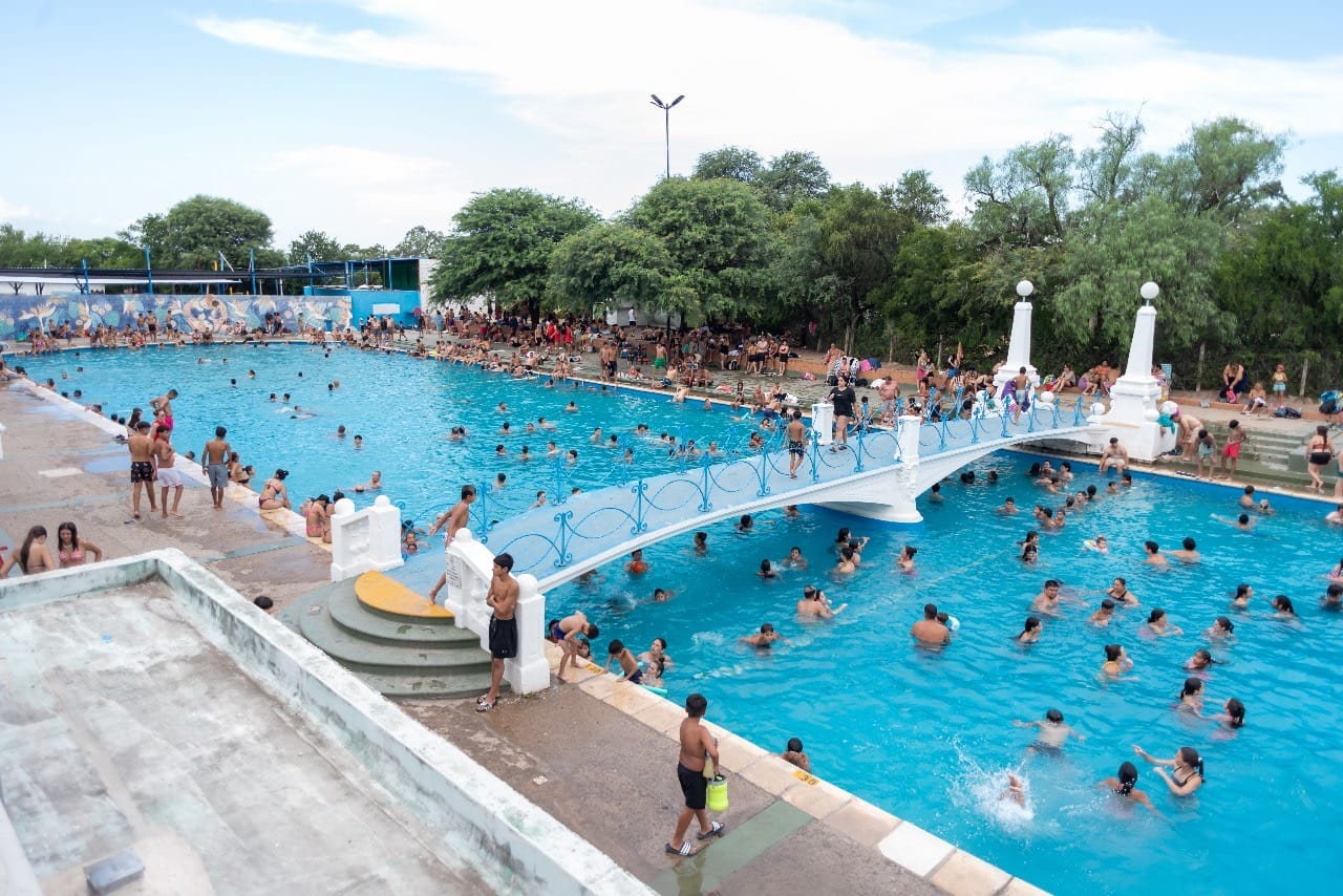 Passerini conversó con vecinos en el natatorio del Parque Sarmiento • Canal C
