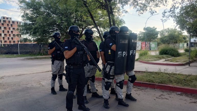 Efectivos de la FPA realizaron patrullajes antinarcóticos en el sector sur de la Ciudad de Córdoba  • Canal C