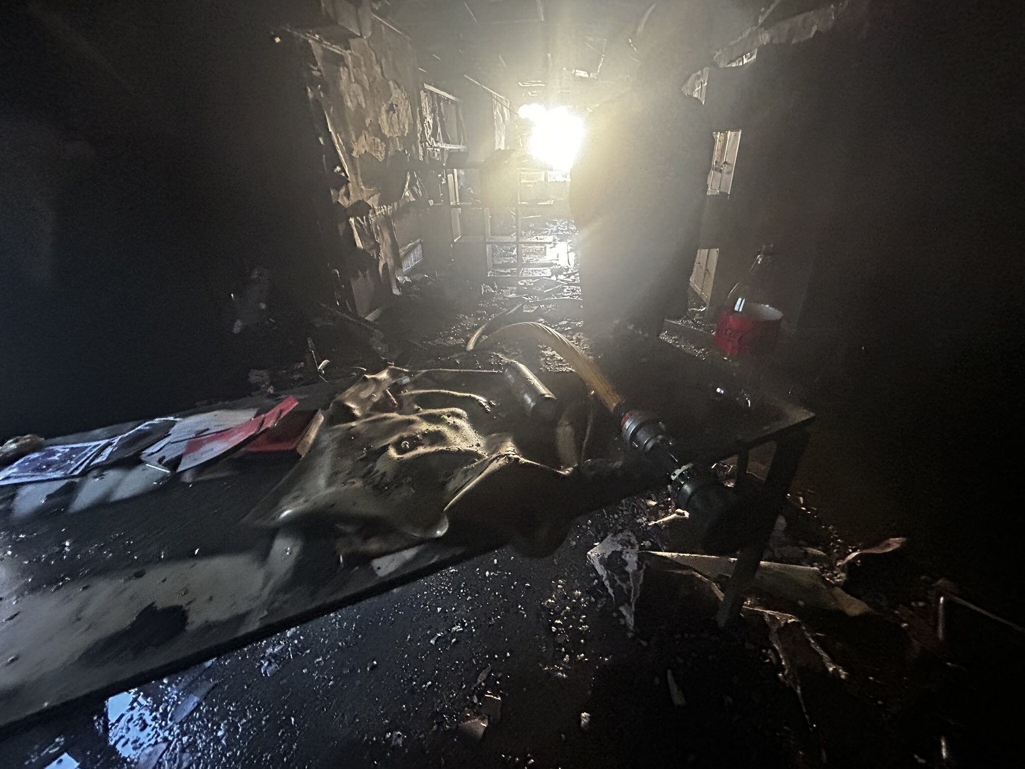 Solo cenizas: un incendio destruyó la redacción de la revista Anfibia • Canal C