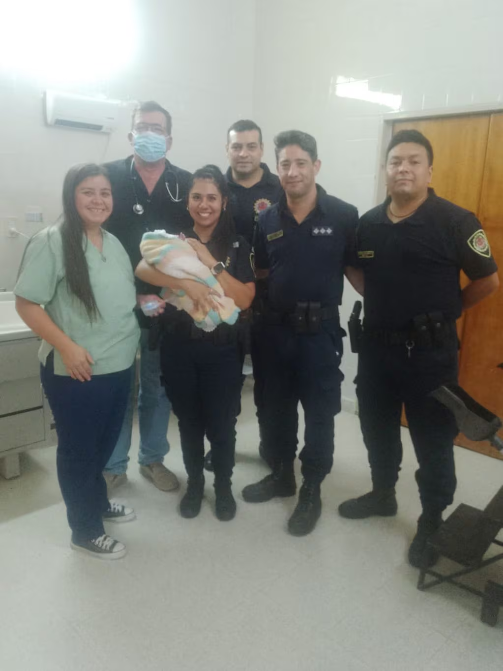 Dos policías ayudaron a una mujer a dar a luz en plena calle • Canal C