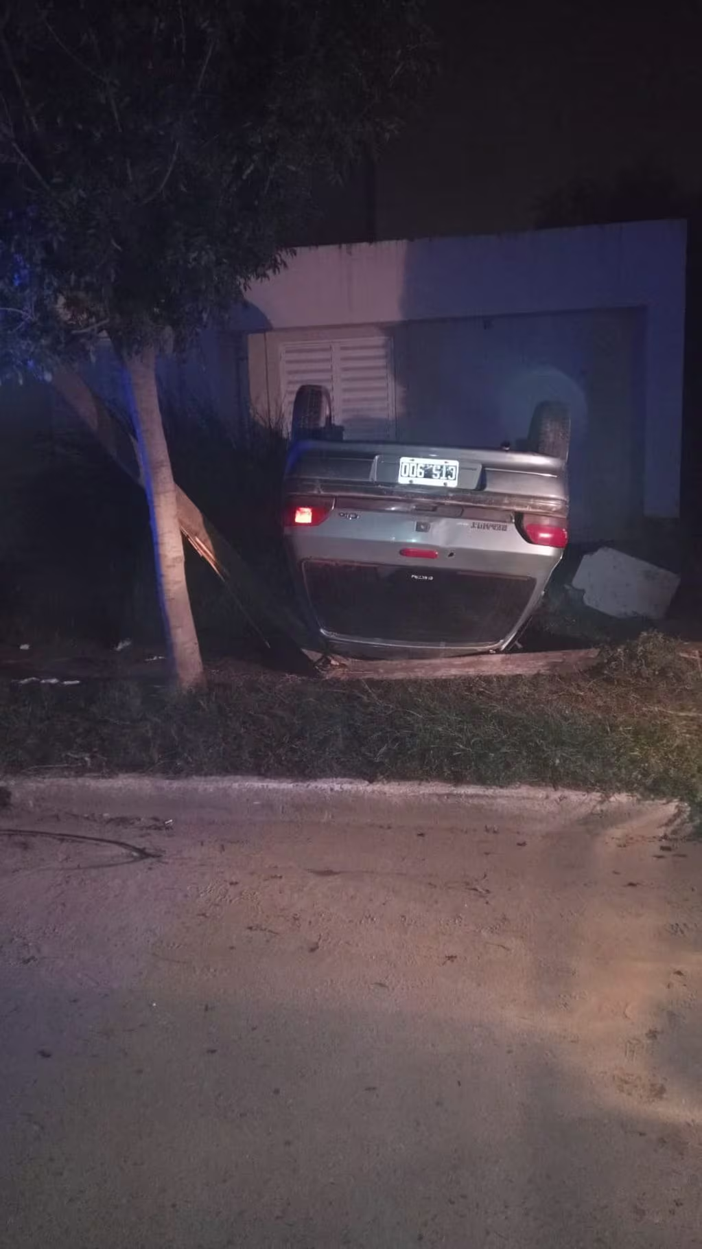 Impresionante vuelco: un auto con 4 jóvenes se estrelló contra una casa • Canal C