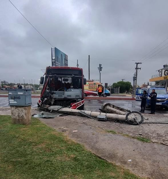Impactante accidente de un colectivo de Ersa en avenida Colón • Canal C