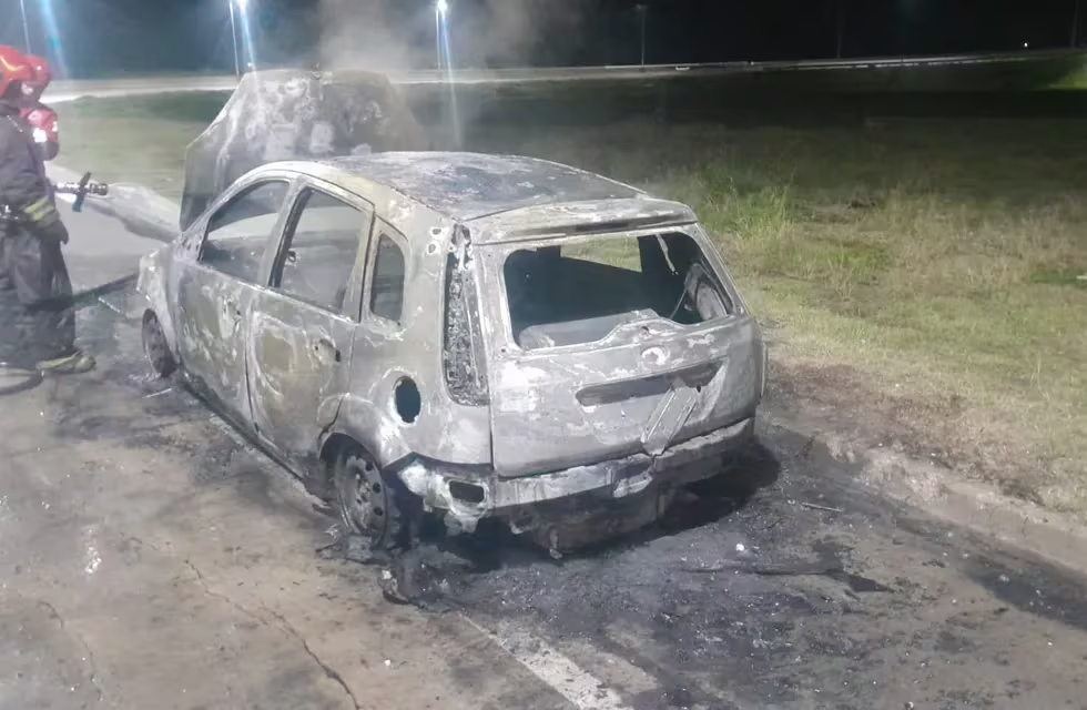 Destrucción total: se incendió un auto en plena circunvalación • Canal C