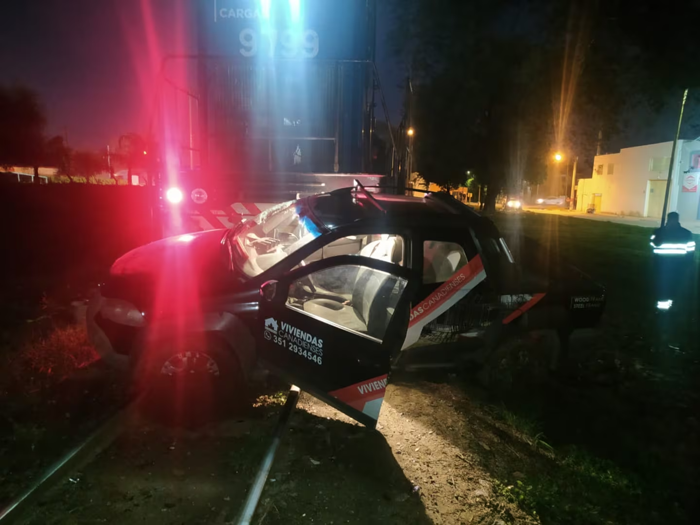 Un tren embistió un auto y lo arrastró 150 metros: hay dos heridos • Canal C