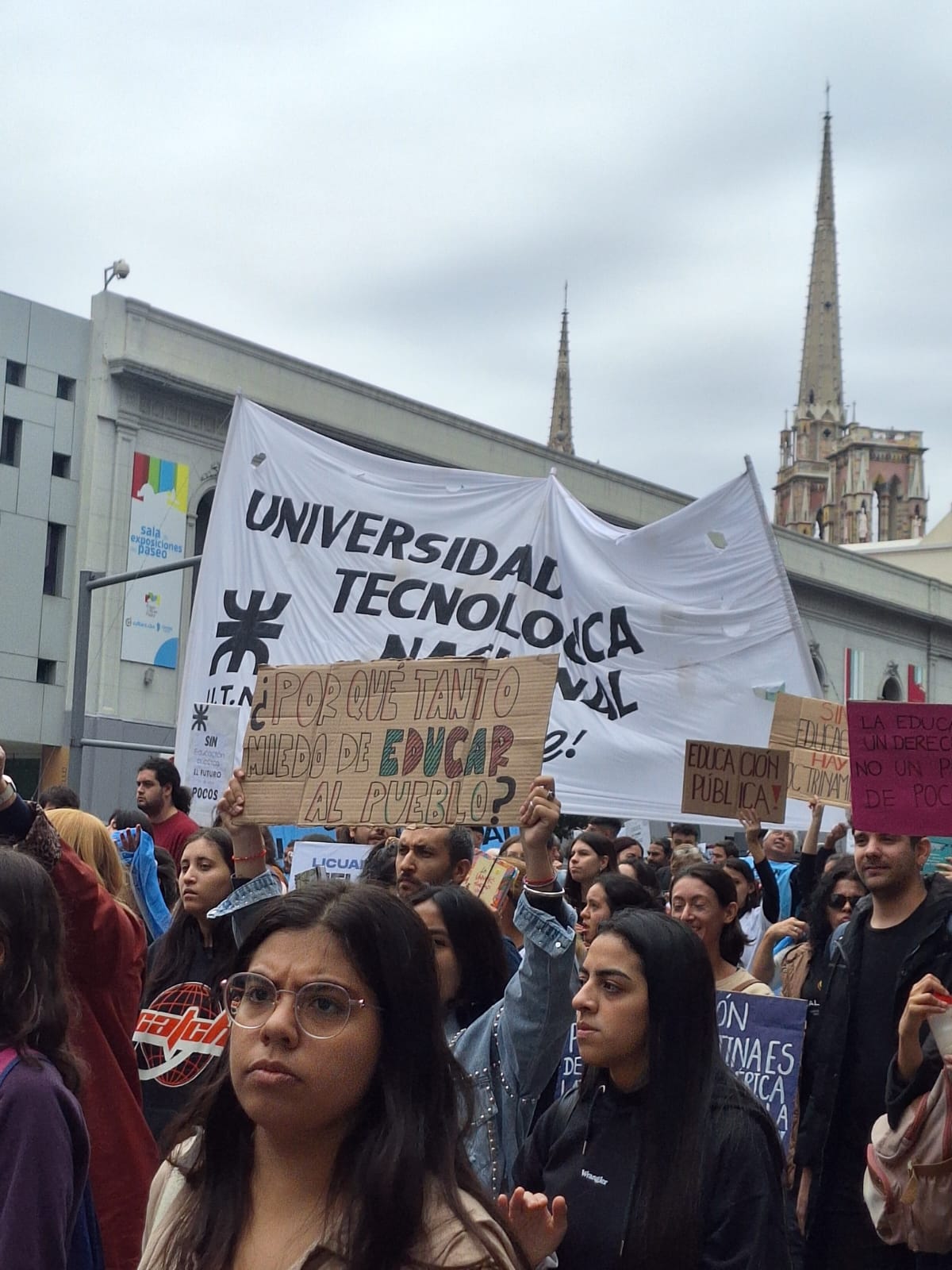 IMÁGENES | Más de 25.000 personas marcharon a favor de la universidad pública • Canal C