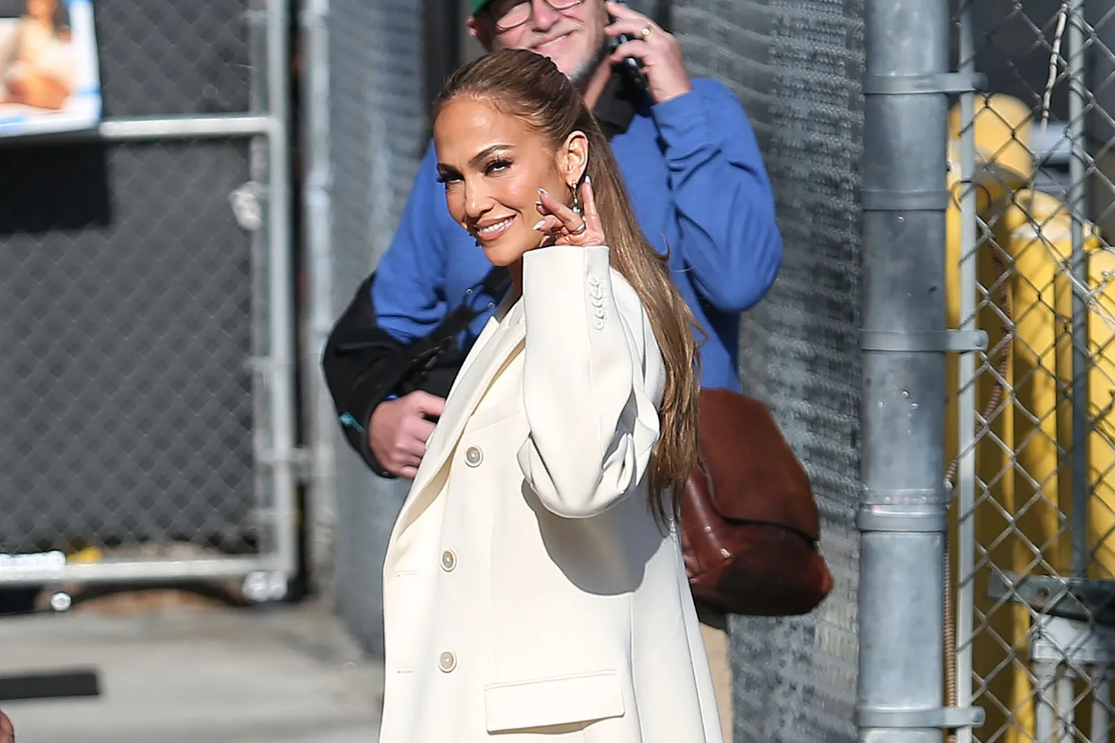 Jennifer Lopez reinventa la manicura francesa • Canal C
