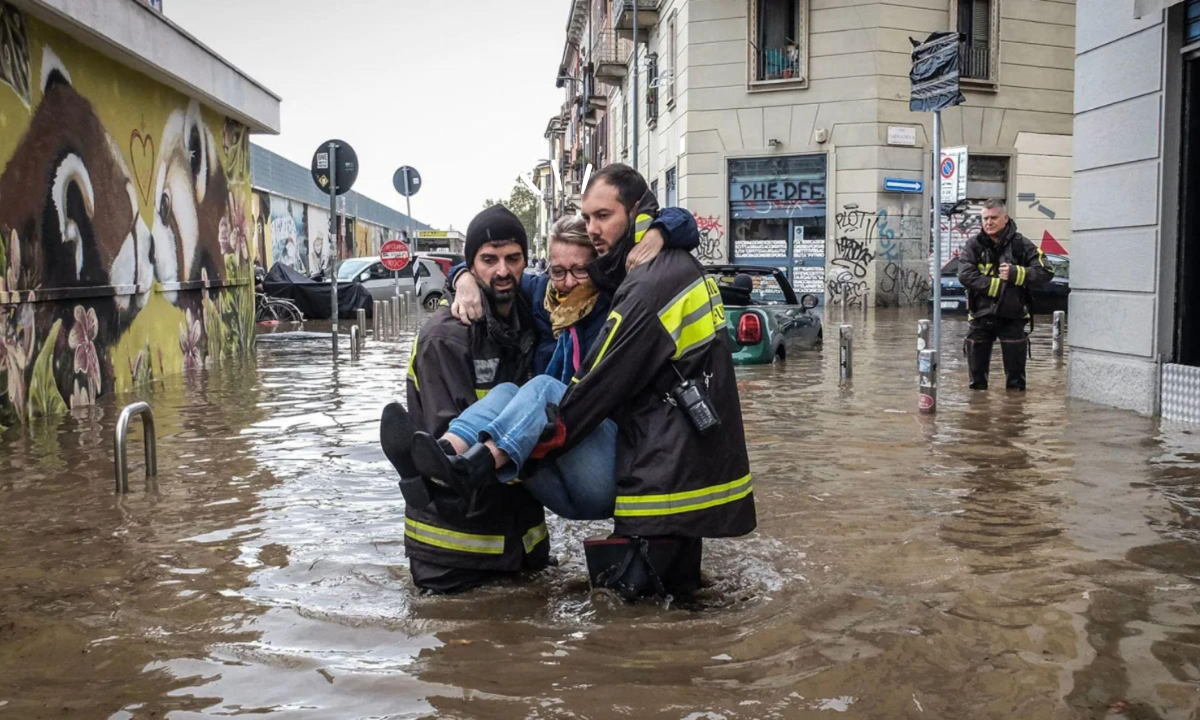Italia: el dramático abrazo de tres amigos antes de ser arrastrados por una inundación • Canal C