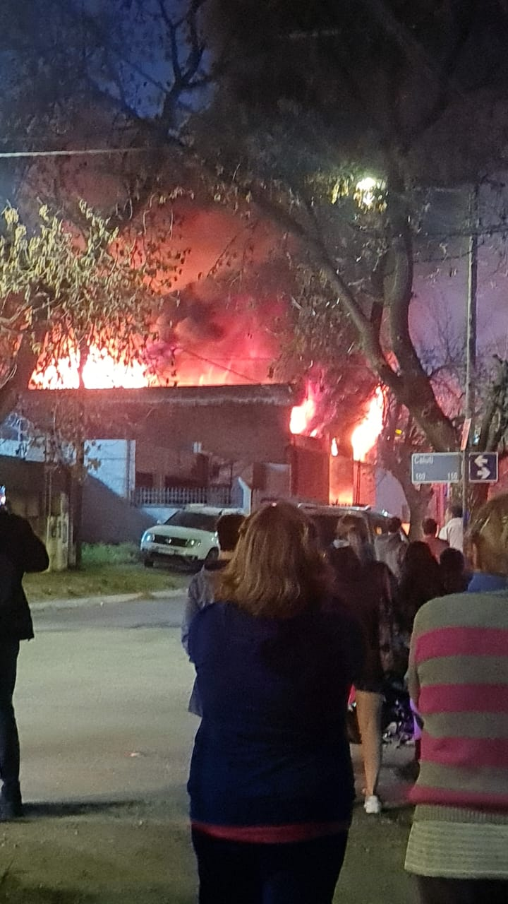 Impactante incendio en un depósito cerca de una estación de GNC • Canal C