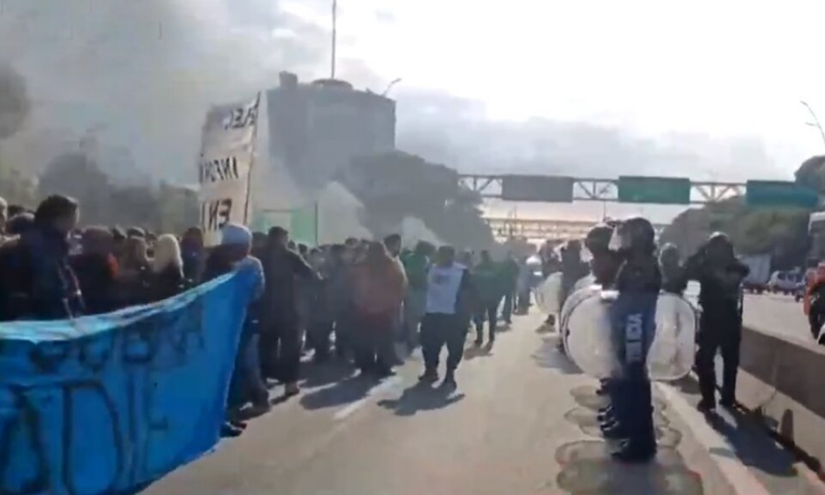 Tensión en la puerta del INTI por una protesta de trabajadores estatales • Canal C