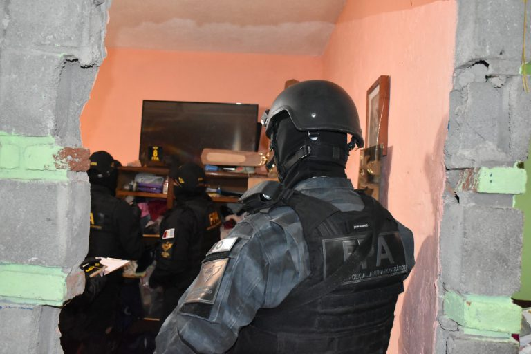 Tres detenidos en barrio Yapeyú: les secuestraron cocaína, marihuana y un arma de fuego • Canal C